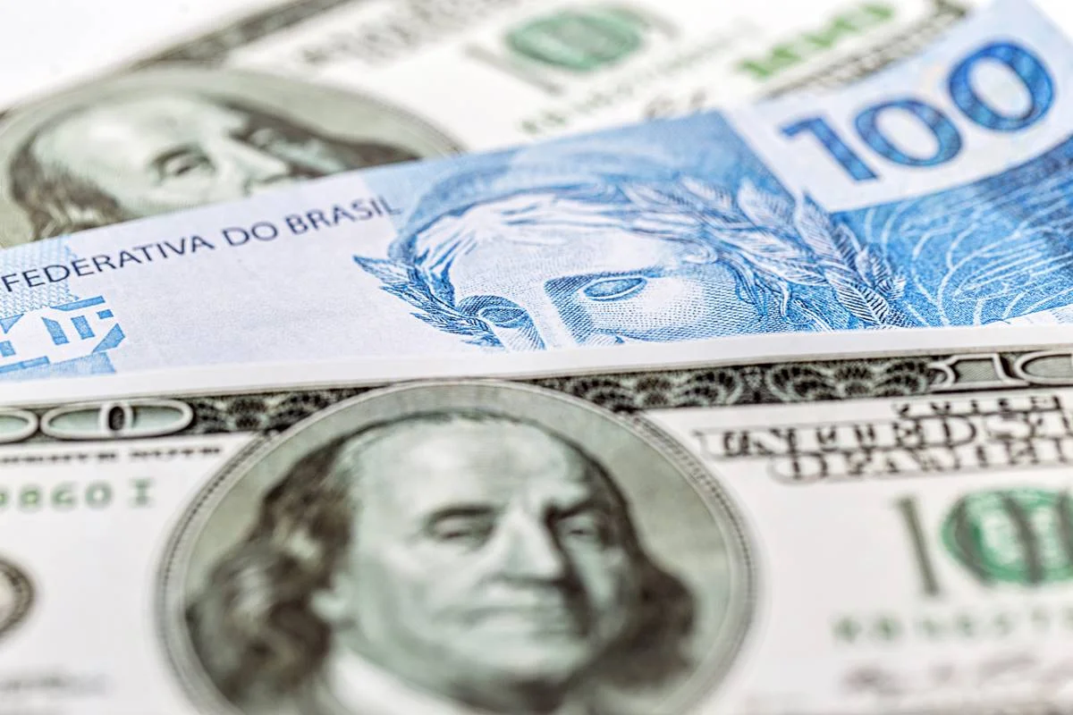 Após bater novo recorde, Bolsa vira para queda. Dólar opera estável