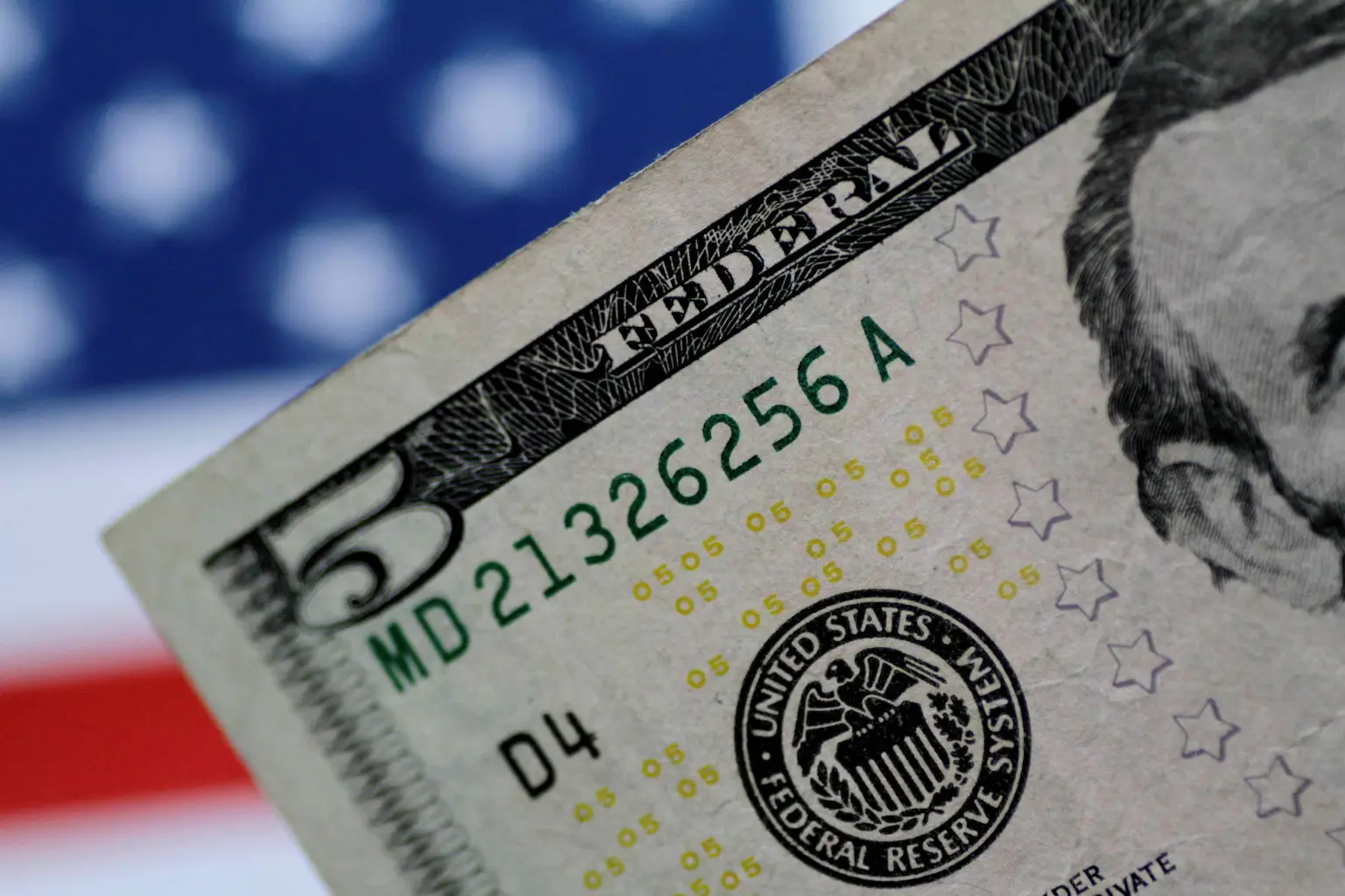 Dólar cai pela 5ª sessão seguida e fecha abaixo de R$ 5,30 pela 1ª vez em 15 meses
