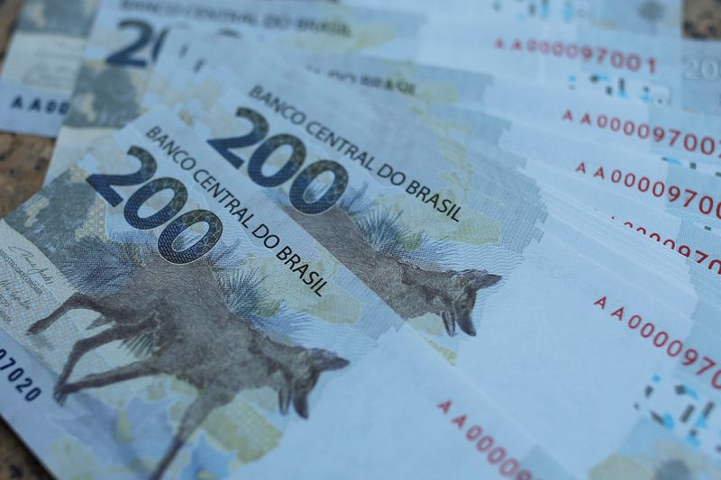 Taxas longas de DIs têm baixa em dia de queda do dólar e ajuste de projeções no Focus