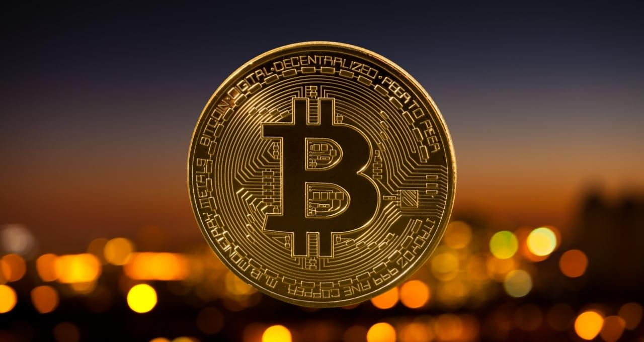 Bitcoin dispara e atinge novas máximas históricas acima de R$ 670 mil