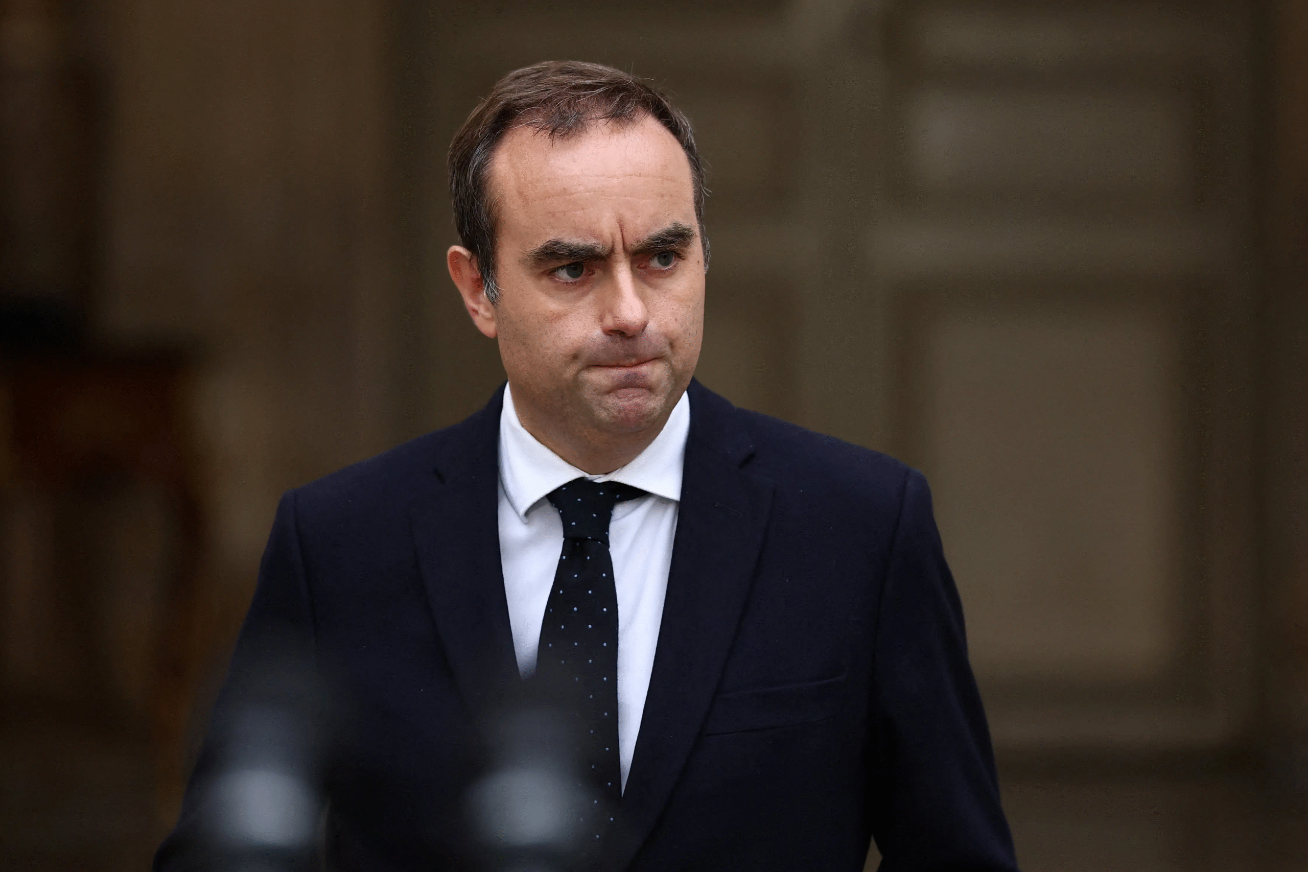 Primeiro-ministro francês renuncia ao cargo após menos de um mês