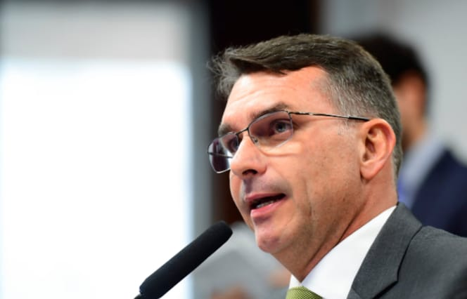 “Dosimetria não nos atende”, diz Flávio Bolsonaro após reunião com Paulinho