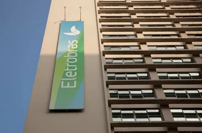 Eletrobras vende “último grande risco” para tese de investimentos e ações sobem