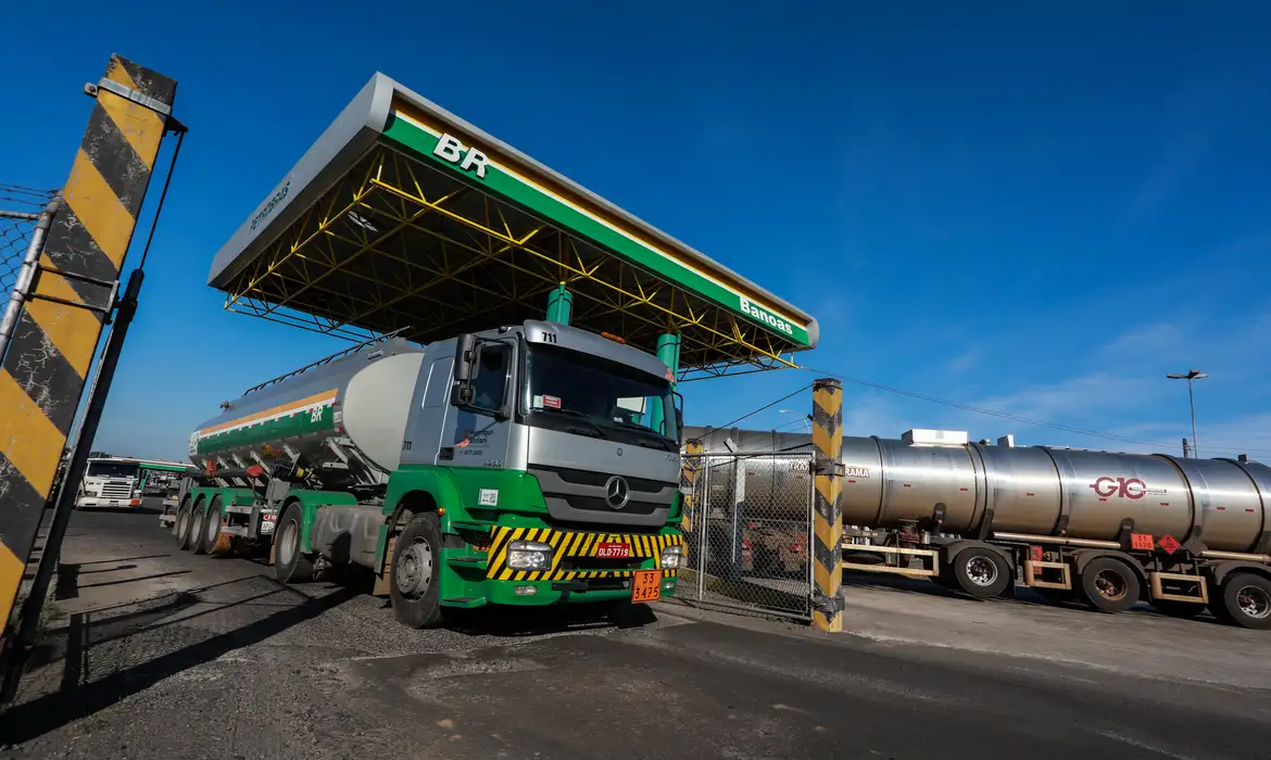 Gasolina da Petrobras vai ficar 4,9% mais barata para distribuidoras