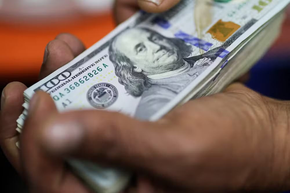 Ibovespa renova recorde e bate os 158 mil pontos; dólar recua a R$ 5,27