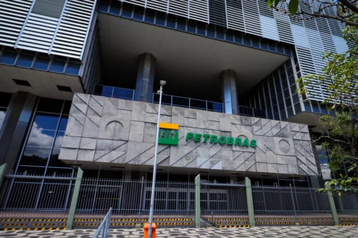 Petrobras (PETR3; PETR4) tem leve alta com mercado à espera de Plano de Negócios
