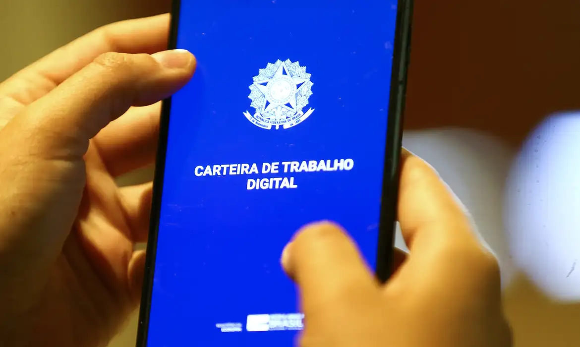 Taxa de desemprego cai para 5,4%, a menor desde 2012