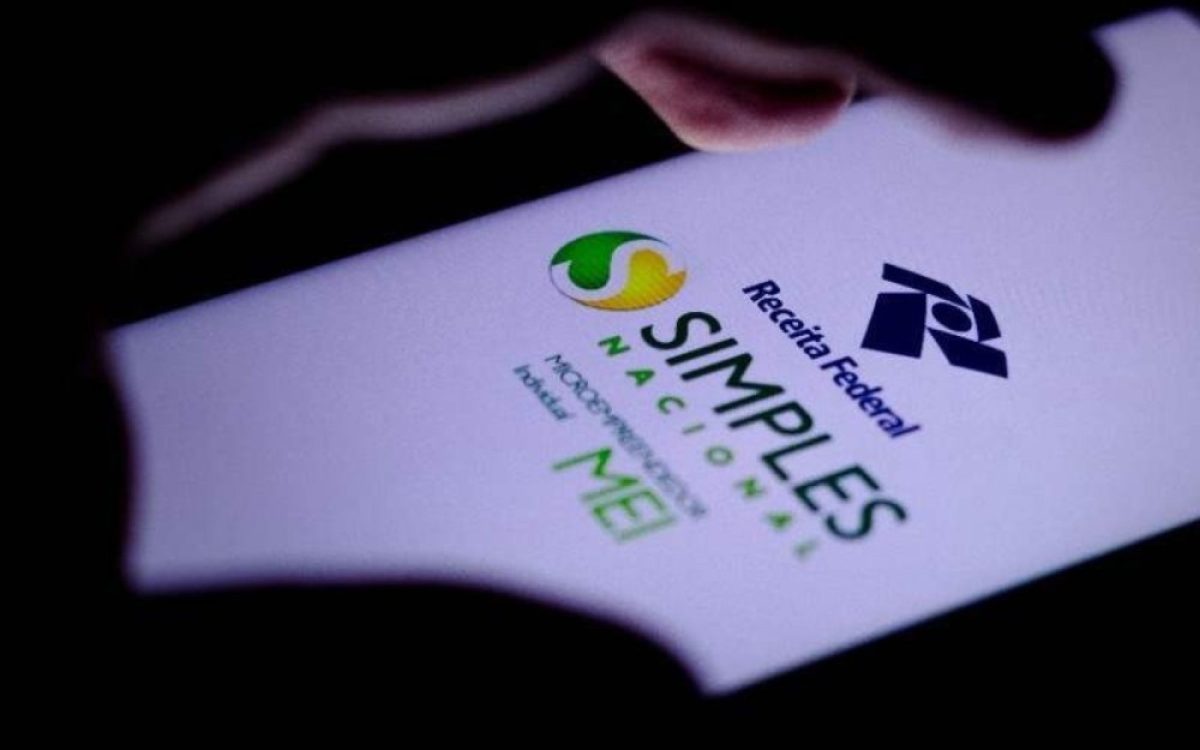 As micro e pequenas empresas e os microempreendedores individuais (MEI) que não regularizaram as dívidas com o Simples Nacional – regime tributário especial para pequenos negócios – até o próximo dia 31 serão excluídas do regime.