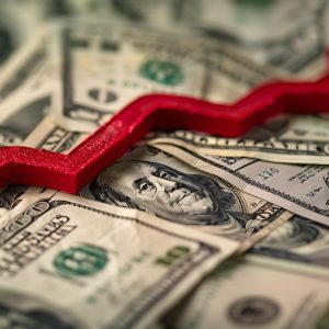 Rebaixamento da Nota de Crédito dos EUA: Perigo ou Oportunidade para o Dólar?