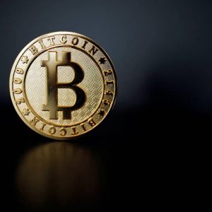 Bitcoin supera US$ 111 mil em dia de “jantar cripto” de Trump; mercado vê mais alta