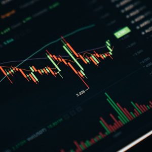 Ibovespa volta ao patamar dos 140 mil pontos e renova máxima após IPCA-15