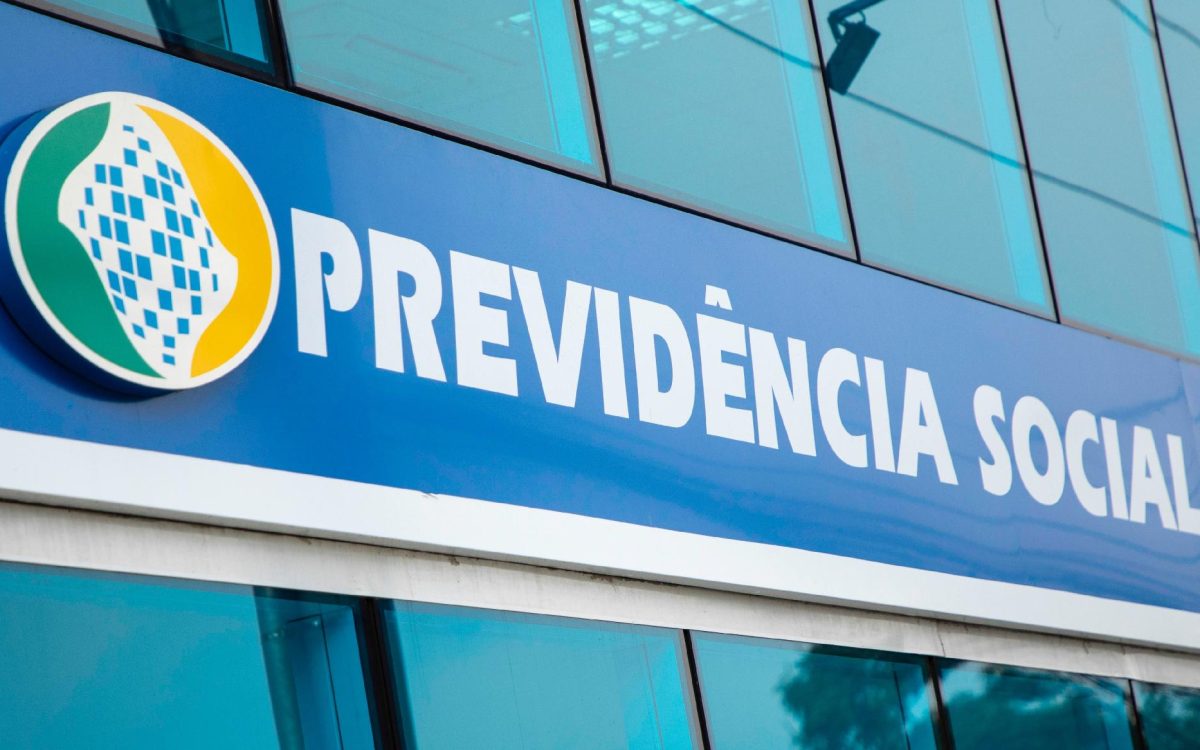 Lula cobra, e chefe do INSS promete agilidade em reembolso a aposentados