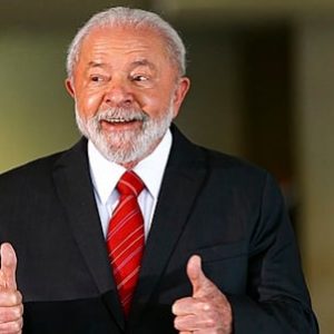 Universidade francesa cita vitória contra extremismo para dar título a Lula