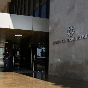 Projeção para a inflação de 2025 entra na casa dos 4%; veja o Focus desta segunda-feira (18)