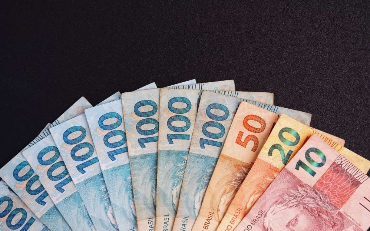 Governo arrecada muito e gasta mais do que arrecada