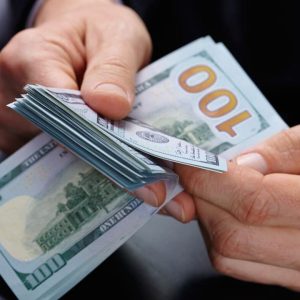 Questões fiscais também tiveram participação, mas menor; consultoria ainda vê câmbio pressionado e eleva projeções