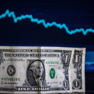 Dólar opera em queda, abaixo dos R$ 5,60, após chegar ao menor valor desde outubro; Ibovespa cai