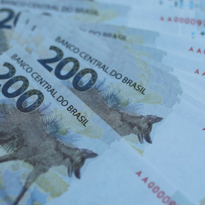 Taxas longas de DIs têm baixa em dia de queda do dólar e ajuste de projeções no Focus