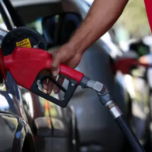 Com corte da Petrobras, preço da gasolina nos postos pode cair até R$ 0,12; entenda