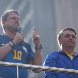 Maioria dos Deputados Apoia Desistência de Bolsonaro à Presidência