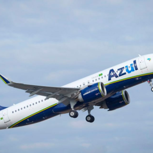 Azul (AZUL4) desaponta mercado com mais custos e ação despenca 16% após balanço do 1T
