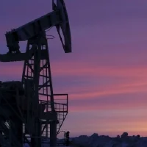 Petróleo despenca com esperanças dos EUA e do Irã enquanto alta de ações estagna