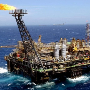 Governo estuda pacote de R$ 35 bilhões no setor de petróleo para compensar arrecadação com IOF