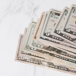 Dólar opera em queda, em dia de ‘Superquarta’ e após Trump subir tom contra o Irã