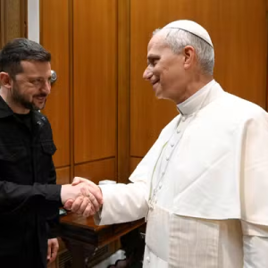Zelensky agradece ao papa Leão XIV por apelo de ‘paz justa e duradoura’