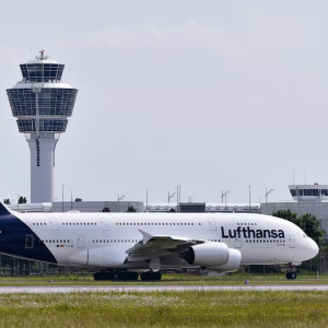 Voo da Lufthansa ficou sem piloto por 10 minutos após copiloto desmaiar na cabine