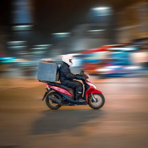 Uber, iFood e outros: estudo mostra que apps seguem sem garantir trabalho justo no Brasil