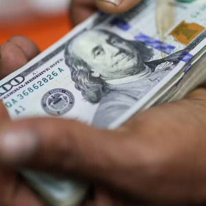 Ibovespa renova recorde e bate os 158 mil pontos; dólar recua a R$ 5,27