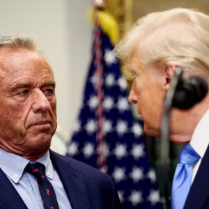 Afirmação de Trump de que Tylenol causa autismo é nova mentira estimulada por Robert F. Kennedy Jr.