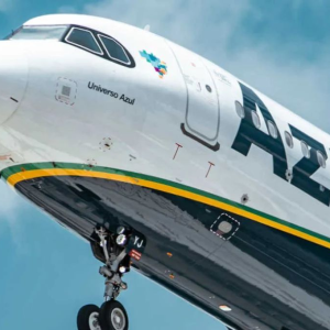 Azul (AZUL4) tenta barrar interrupção em fornecimento de combustível pela Raízen (RAIZ4)