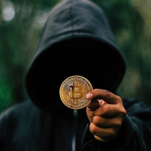 Hackers Transformam Dinheiro Roubado em Criptomoedas: Investigação em Andamento
