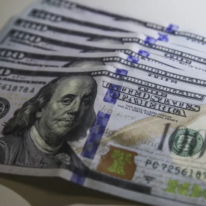Dólar cai abaixo de R$ 5,60 com investidores de olho em dados dos EUA