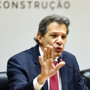 Aumento de gastos está congelado até que país encontre sustentabilidade, diz Haddad