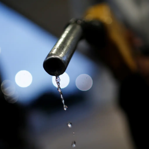 Governo deve aumentar mistura do etanol na gasolina; veja impacto na bomba
