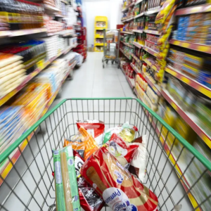 Mudança em vale-refeição deve reduzir preços nos mercados, diz Abras