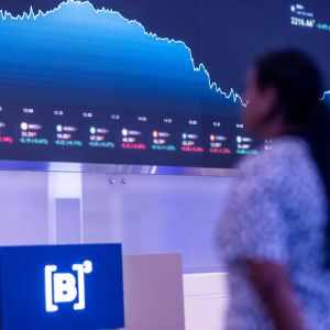 Investidores realizam lucros após recordes da Bolsa: o que fazer com as ações agora?