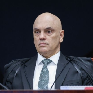 Moraes diz que Eduardo está no exterior para fugir da lei e determina notificação de denúncia por edital