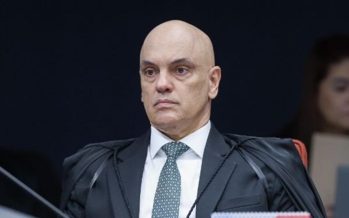 Moraes diz que Eduardo está no exterior para fugir da lei e determina notificação de denúncia por edital