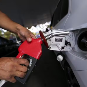 Governo aprova aumento de etanol nos combustíveis; mistura pode afetar motor do carro?