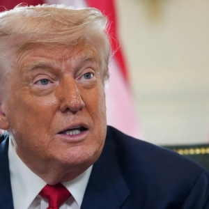 Trump anuncia tarifa de 10% sobre madeira e 25% sobre armários e móveis
