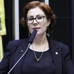 PGR decide pedir a prisão preventiva de Carla Zambelli por fuga