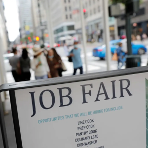Payroll, auxílio-desemprego, PMIs, falas do Fed e mais destaques desta 5ª