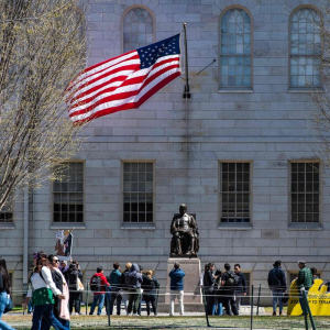 Harvard processa governo dos EUA após Trump proibir alunos estrangeiros