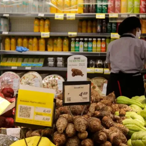 Supermercados têm falta de trabalhadores e recorrem ao Exército para preencher vagas
