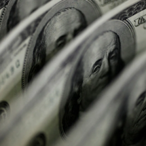 Dólar cai abaixo de R$ 5,70 com novas ameaças tarifárias de Trump e tensões EUA-China