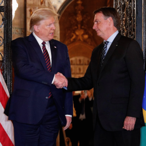 Trump faz post em defesa de Bolsonaro e pede para deixarem ex-presidente ‘em paz’